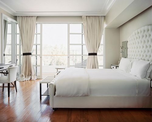 Белая спальня: фото в современном стиле, глянцевый дизайн интерьера, уютные спальни с золотом и деревом