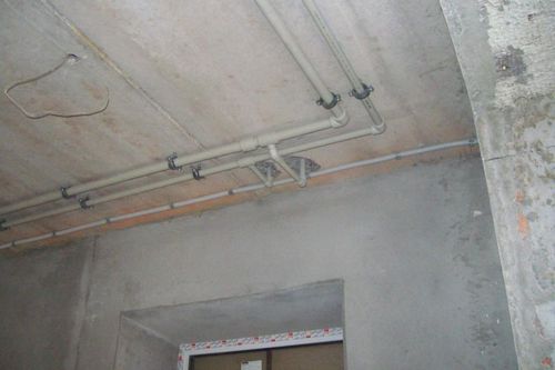 Чем заделать трубы в потолке: как сделать дымоход, проход под газовую, крепление и разводка горячей, гофра вокруг, расстояние сэндвича (труба, потолок, дымоход) Чем заделать трубы в потолке: как сделать дымоход, проход под газовую, крепление и разводка горячей, гофра вокруг, расстояние сэндвича