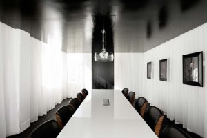 Черный глянцевый потолок в интерьере – залог уникального стиля » Потолки-Лайф.ру - всё о потолках на одном сайте!