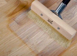 Что лучше для паркетной доски - масло или лак? (масло, слой) Что лучше для паркетной доски - масло или лак?