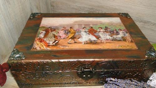 Декупаж сундука: старые фото, под старину своими руками, мастер-класс на шкатулке деревянной, какие обои (сундук, деревянный, затем) Декупаж сундука: старые фото, под старину своими руками, мастер-класс на шкатулке деревянной, какие обои