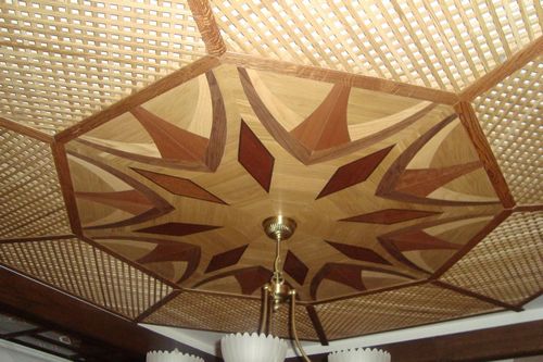 Деревянные потолки в интерьере фото: дизайн дома с балками