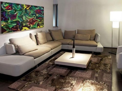 Диваны в зал: фото в квартире, кресла и большая мебель, как поставить кровать, красивый интерьер, выбор пуфика