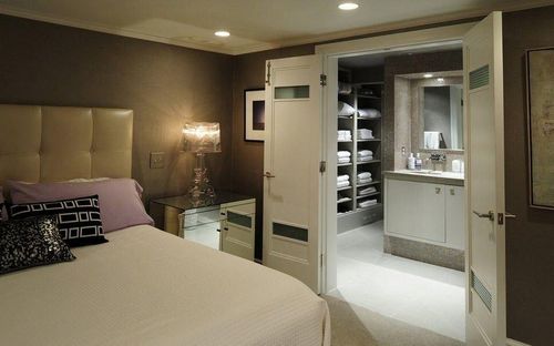 Гардеробная в спальне: ванная комната большая, дизайн и фото, санузел и зона из гипсокартона, за кроватью отдельная