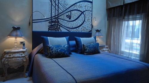 Интерьер спальни в синем цвете