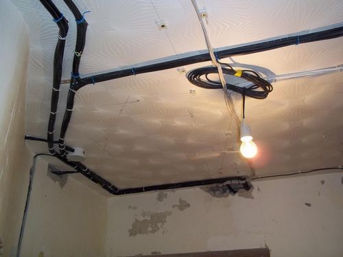 Монтаж электропроводки по потолку: как провести по полу, люстра в доме, 3 кабеля в квартире, делаем ремонт