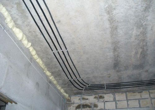 Монтаж электропроводки по потолку: как провести по полу, люстра в доме, 3 кабеля в квартире, делаем ремонт