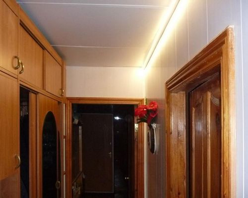 Монтаж панелей ПВХ на потолке: пластиковые, установка с видео своими руками, способы ремонта сэндвич потолка (панель, потолок) Монтаж панелей ПВХ на потолке: пластиковые, установка с видео своими руками, способы ремонта сэндвич потолка