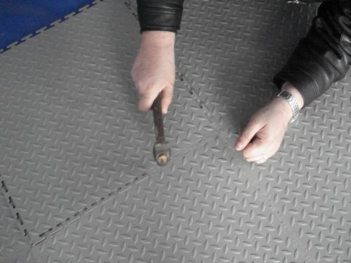 Напольное покрытие для гаража: модульные полы из ПВХ, толщина наливной цементной основы (покрытие, гараж, модульный) Напольное покрытие для гаража: модульные полы из ПВХ, толщина наливной цементной основы