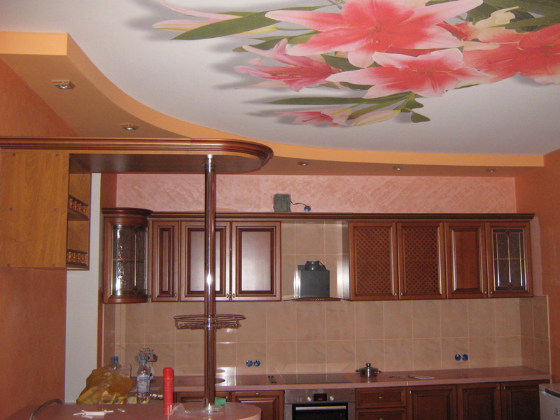 Натяжной потолок на кухне: выбор подходящего варианта, уход