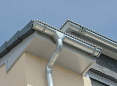 Оцинкованные водостоки для крыши: достоинства, конструкция, монтаж