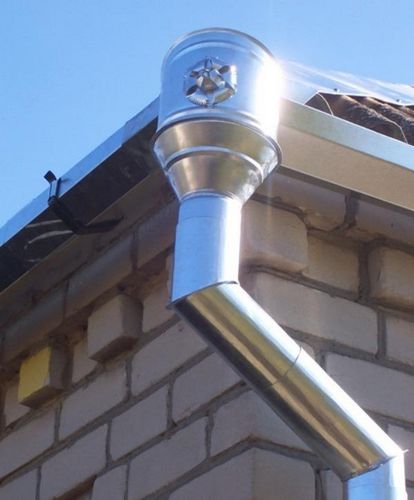Оцинкованные водостоки для крыши: достоинства, конструкция, монтаж