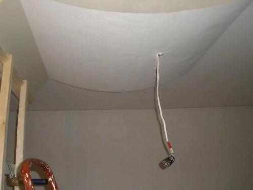 Оклейка потолка обоями. Как правильно поклеить обои на потолок?