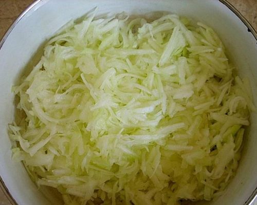 Оладьи из кабачков и моркови: рецепт с луком и чесноком, сладкие оладушки с сыром (кабачок, оладья, морковь) Оладьи из кабачков и моркови: рецепт с луком и чесноком, сладкие оладушки с сыром