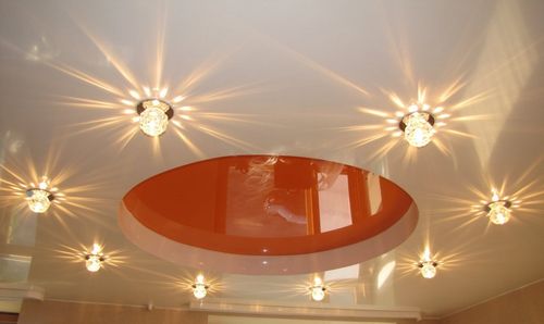 Освещение спальни с натяжным потолком: точечное, с люстрой