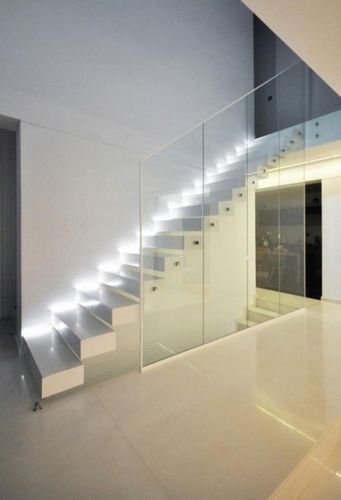 Подсветка ступеней лестницы: светильники и светодиодная лента, длинные люстры для пролетов, LED и фото