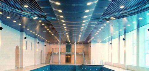 Подвесной потолок в бассейне - особенности и монтаж