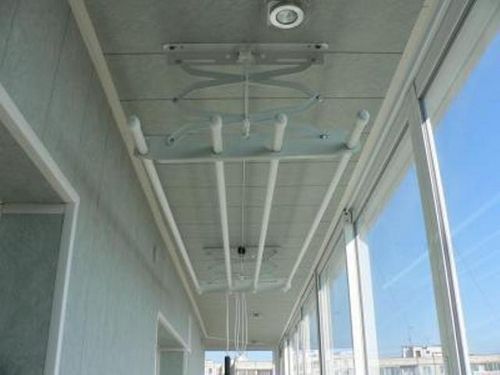 Потолочные и настенные сушилки для белья на балконе
