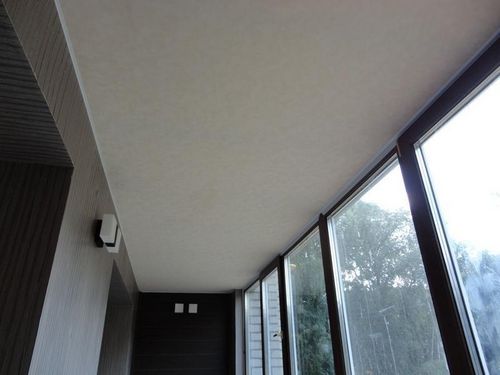 Потолок на балконе: из чего сделать, чем обшить лоджию, фото и варианты, покраска своими руками, течет новый потолок