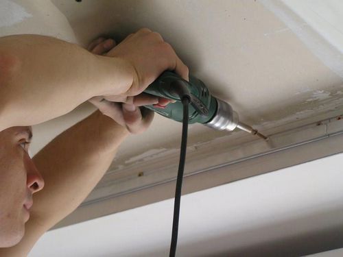 Потолок в своем доме своими руками: как правильно сделать легкий, можно ли штробить в монолитном, стандарт, видео