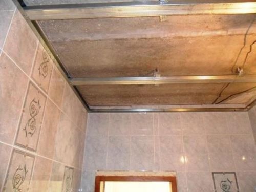 Потолок в ванной из пластиковых панелей - плюсы и минусы, порядок монтажа (потолок, панель) Потолок в ванной из пластиковых панелей - плюсы и минусы, порядок монтажа