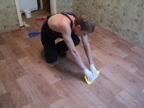 Сколько должен отлежаться линолеум: сколько весит, лежит перед установкой плинтус, полукоммерция отлеживается