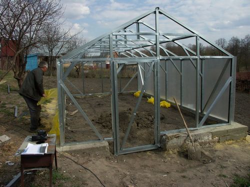 Теплица с двухскатной крышей из поликарбоната