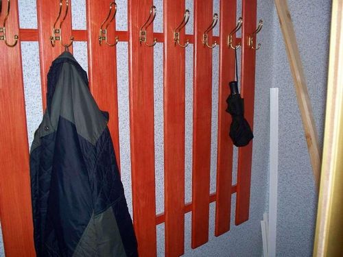 Вешалки в прихожей: шкаф-купе в коридор, тумба для одежды и узкое зеркало, фото Икеа, фурнитура небольшая (вешалка, прихожая, шкаф) Вешалки в прихожей: шкаф-купе в коридор, тумба для одежды и узкое зеркало, фото Икеа, фурнитура небольшая