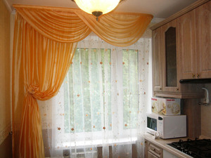 Кухонный интерьер или как выбрать шторы на одну сторону на кухню, а также фото дизайнерских решений