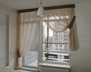 Особенности выбора штор для кухни с балконной дверью, виды и стили
