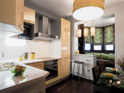 Особенности выбора штор для кухни с балконной дверью, виды и стили