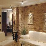 Отделка стен декоративным камнем в квартире: облицовка искусственным материалом гостиной (фото, видео)