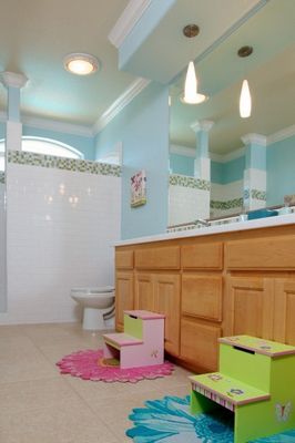 Современный интерьер ванной комнаты в деревянном доме