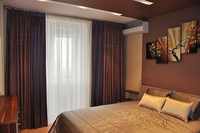 Выбор красивых занавесок в спальню, фото разных вариантов, а также стильные идеи для интерьера маленьких и больших комнат, примеры коротких занавесок в спальне